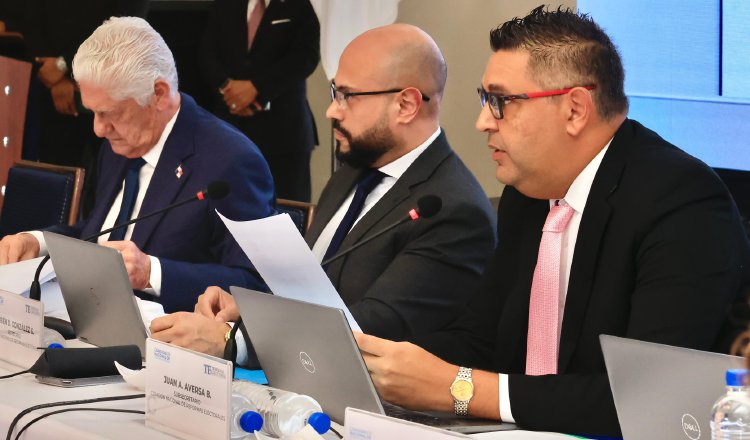 Autoridades del Tribunal Electoral durante la sesión de la CNRE del 7 de enero.  Cortesía