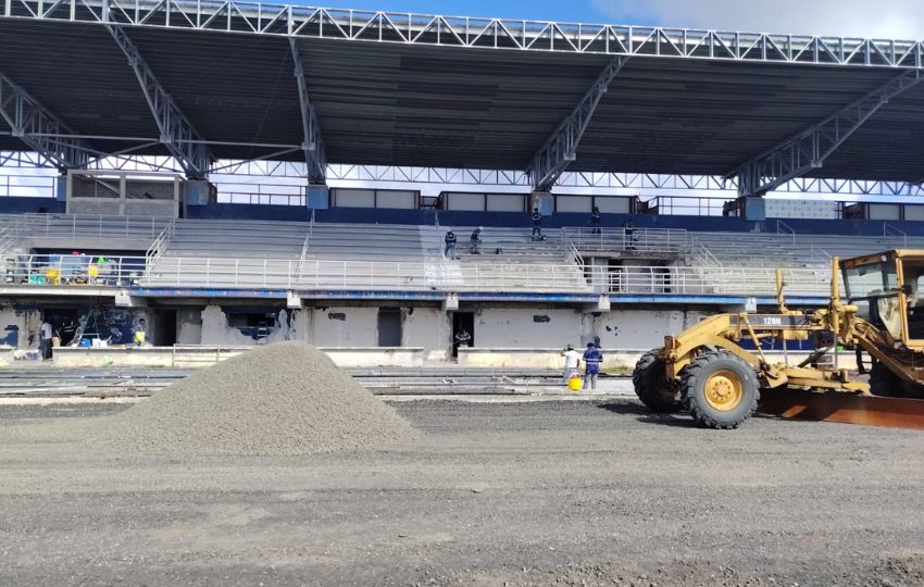 Continúan los trabajos en la pista de atletismo de tartán. Foto: Diomedes Sánchez
