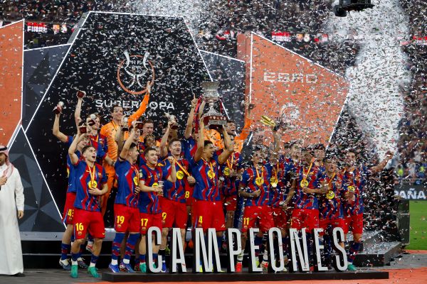 Jugadores del Barcelona festejan ganar la Supercopa de España. Foto: EFE