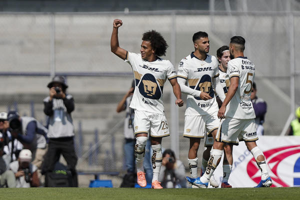 El panameño Adalberto 'Coco' Carrasquilla, de los Pumas, levanta la mano y festeja su gol ante Querétaro. Foto: EFE