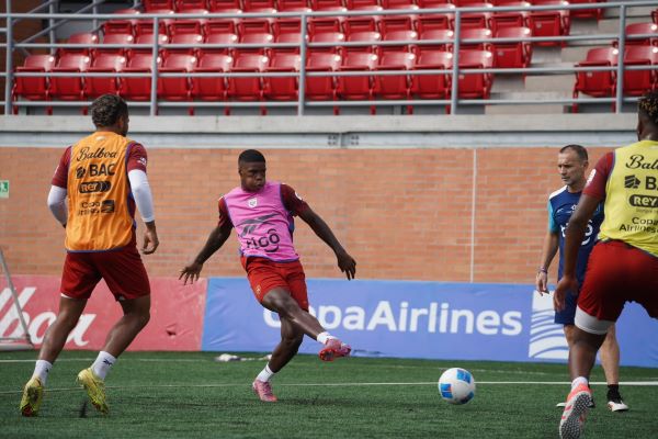 Kadir Barría en los entrenamientos de la selección mayor. Foto: FPF