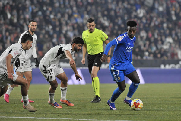 El centrocampista del Albacete ,Ale Meléndez (cent.) disputa un balón con el delantero del Real Madrid, Vinícius Jr (der.). Foto:EFE