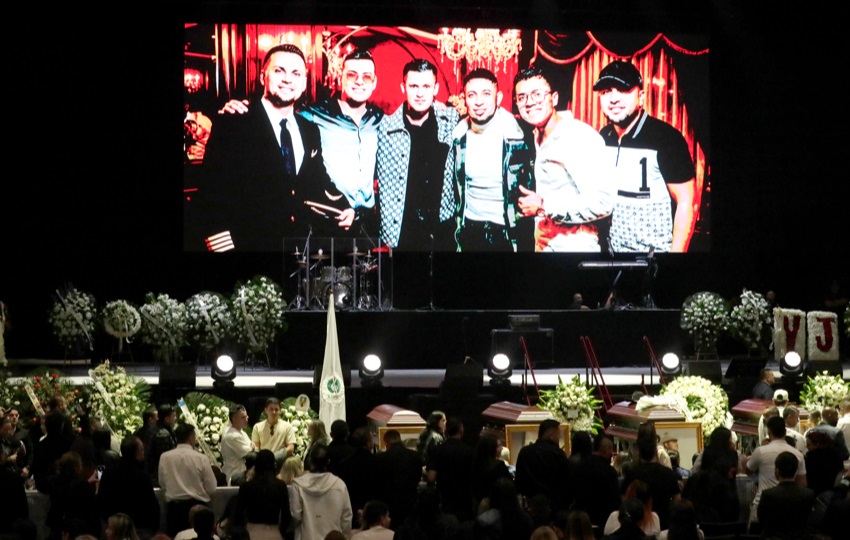 Seguidores Yeison Jiménez participan en un homenaje póstumo en el Movistar Arena en Bogotá. Foto: EFE / Carlos Ortega