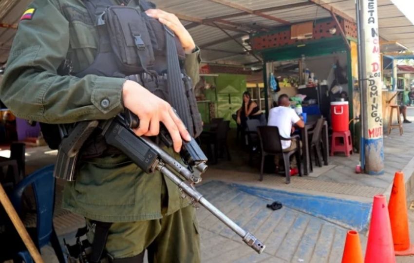 Un policía vigilando en una calle en el municipio de Tibú (Colombia), en la región del Catatumbo. Foto: EFE