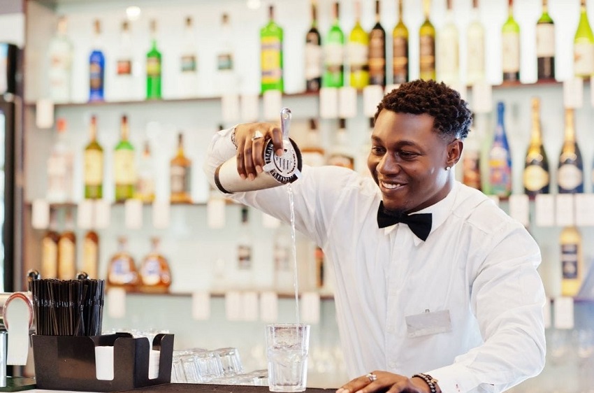 Los jóvenes fueron formados como auxiliares de barra, un perfil altamente demandado por hoteles, bares, restaurantes y centros de eventos. Foto ilustrativa