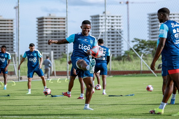 Gustavo Herrera, en los entrenamientos de la selección de Panamá en Bolivia. Foto: FPF
