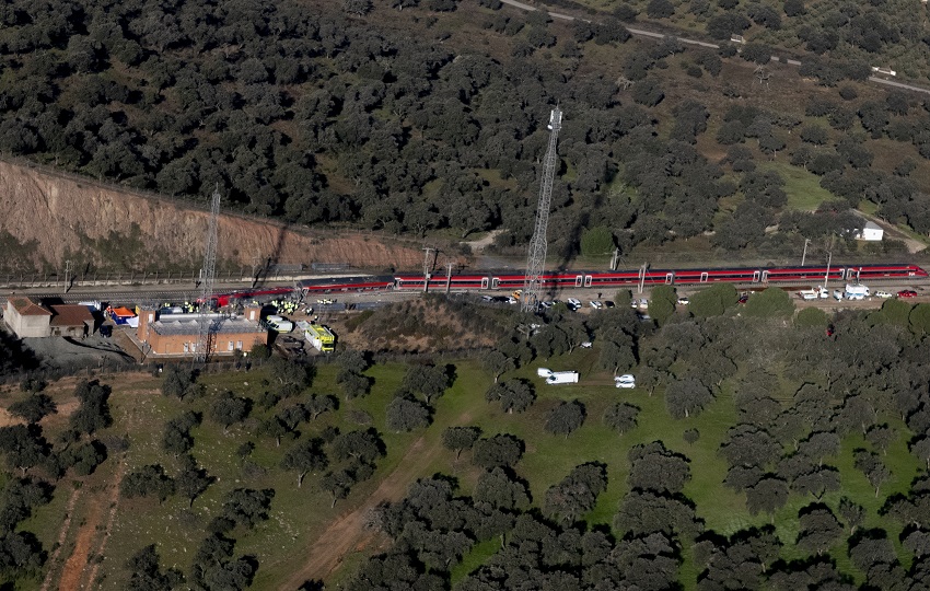 Vista aérea de los trenes accidentados ayer domingo cerca de Adamuz (Córdoba). Foto: EFE