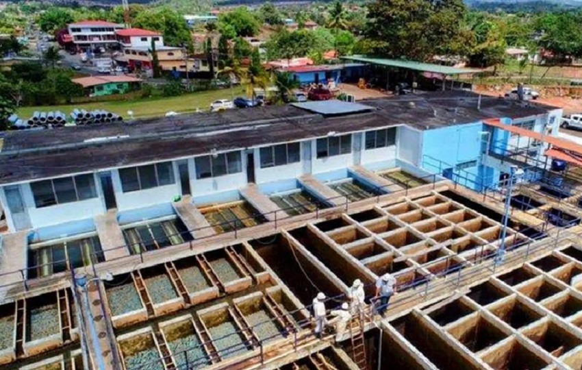 Estos apagones eléctricos también dejan fuera de operación las estaciones de rebombeo, causando incluso daños eléctricos, advirtió Yisseika Rodríguez, concejal del corregimiento de Guadalupe. Foto. Eric Montenegro.