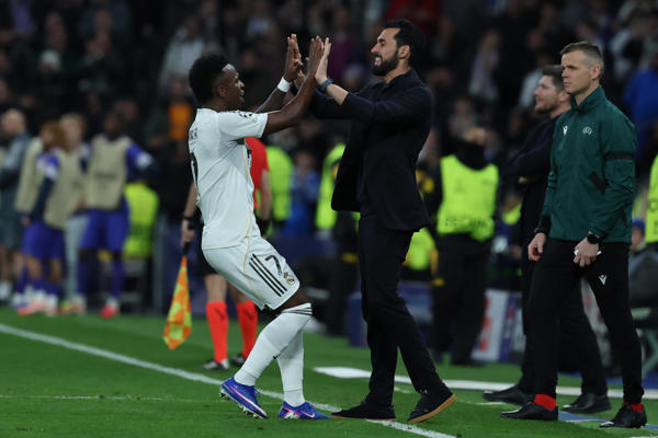 El técnico del Real Madrid, Álvaro Arbeloa y el jugador del equipo blanco, Vinicius Junior, celebran el quinto gol del equipo madridista. Foto: EFE
