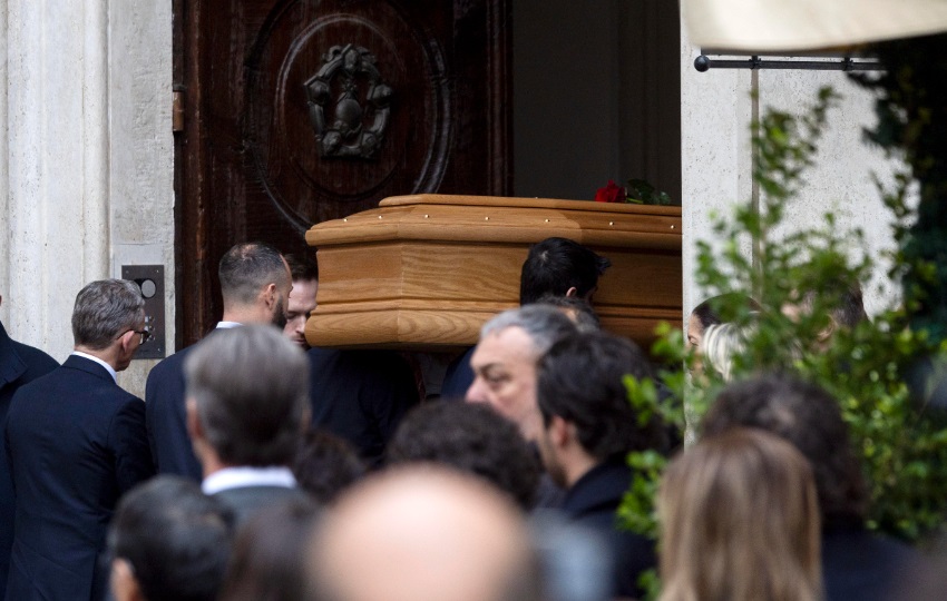 El ataúd que transporta al diseñador de moda italiano Valentino Garavani. Foto: EFE/ EPA / Massimo Percossi
