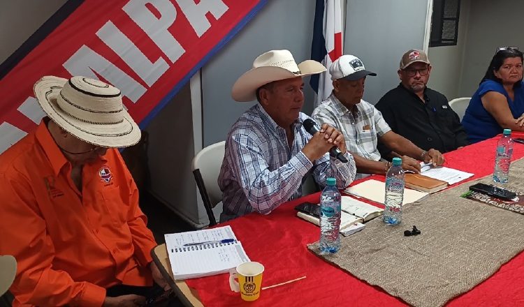 Organizadores del torneo de lazo revelan detalles de la competencia. Foto: Melquiades Vásquez A. Organizadores del torneo de lazo revelan detalles de la competencia. Foto: Melquiades Vásquez A.
