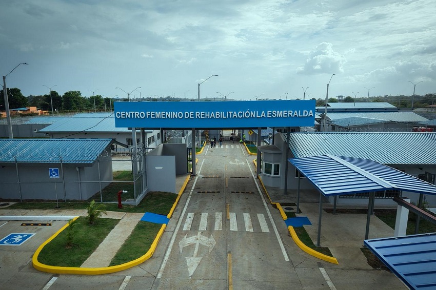  Entrada principal de la nueva cárcel de mujeres, llamada La Esmeralda, inaugurada el pasado 15 de enero, la cual se ubica en Las Garzas. Foto: Cortesía