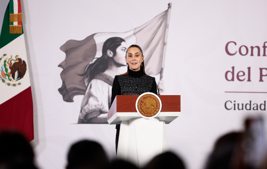 Claudia Sheinbaum en una rueda de prensa este lunes en el Palacio Nacional en Ciudad de México. Foto: EFE / José Méndez