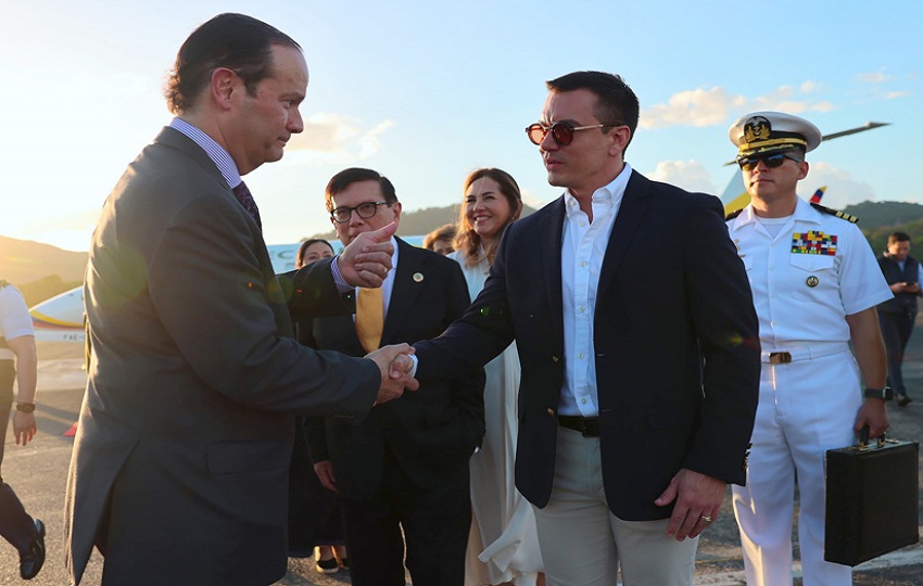 Presidente de Ecuador, Daniel Noboa (d), saludando al canciller de Panamá, Javier Martínez-Acha Vásquez (i). Foto: EFE
