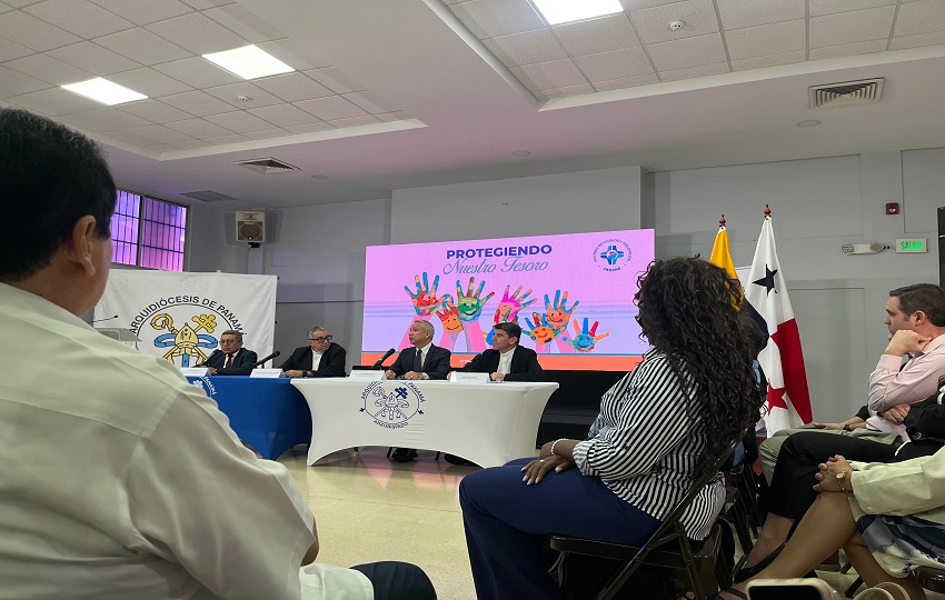 Autoridades eclesiásticas y miembros de la comisión investigadora. Foto: Cortesía 