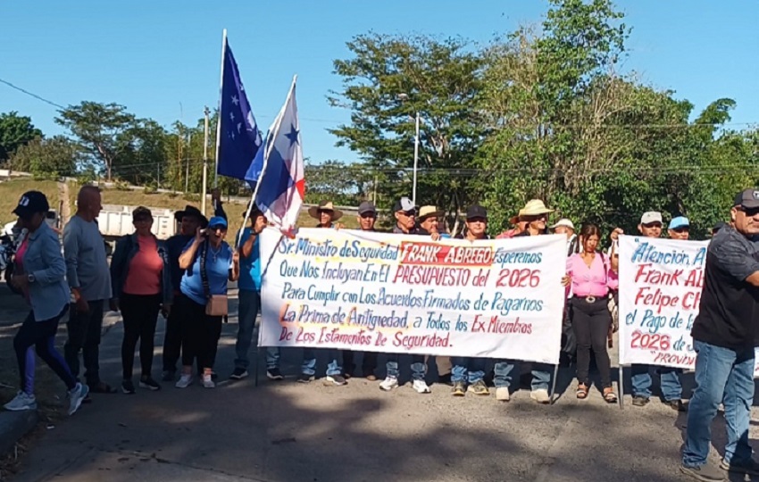 Durante la protesta, los policías jubilados hicieron un llamado enérgico al ministro de Seguridad Pública, Frank Ábrego, para que honre los acuerdos firmados . Foto. Melquíades Vásquez