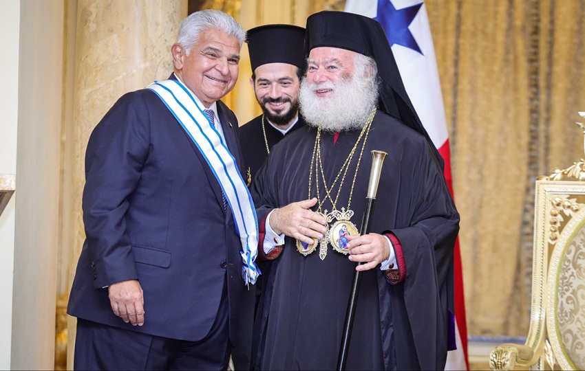 Mulino recibe la Gran Cruz del Apóstol Marcos. Foto: Cortesía