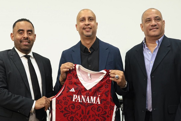 Nelson Colón (cent.) es el nuevo coach de Panamá.  Abdiel Blanco (izq.) y Osvaldo Hernández, presidente y fiscal de Fepaba, respectivamente. Foto: Fepaba   