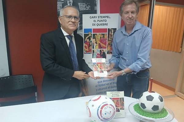 Álvaro Sarmiento (izq.) y Gary Stmpel, en la peresentación del libro. Foto: Jaime A. Chávez R. Álvaro Sarmiento (izq.) y Gary Stmpel, en la peresentación del libro. Foto: Jaime A. Chávez R.