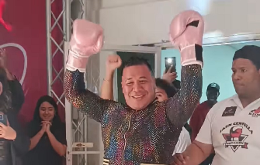 La Desvelada del Año es un evento que combina entretenimiento y combates amateurs protagonizados por figuras de redes sociales, y congregó a numerosos asistentes la noche del viernes. Foto. Tomada de Azuero Informa La Desvelada del Año es un evento que combina entretenimiento y combates amateurs protagonizados por figuras de redes sociales, y congregó a numerosos asistentes la noche del viernes. Foto. Tomada de Azuero Informa