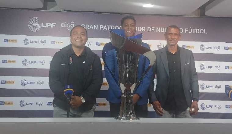 César Aguilar, técnico del Sporting (izq.); Castañeda, del Plaza Amador; Jhon Caguas, del Uniiversitario. Foto: Jaime Chávez César Aguilar, técnico del Sporting (izq.); Castañeda, del Plaza Amador; Jhon Caguas, del Uniiversitario. Foto: Jaime Chávez