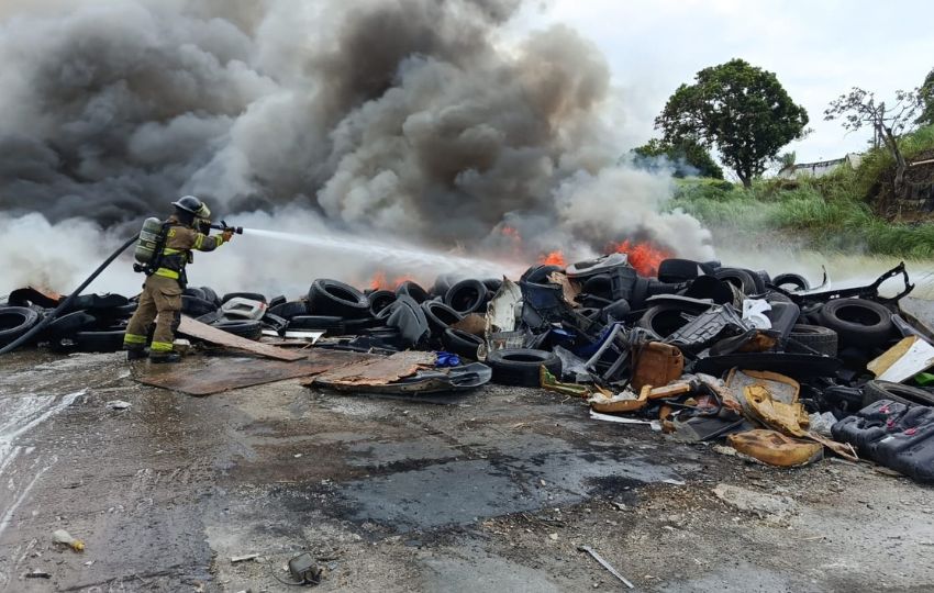 Vertedero clandestino de llantas. Foto: Cortesía Vertedero clandestino de llantas. Foto: Cortesía