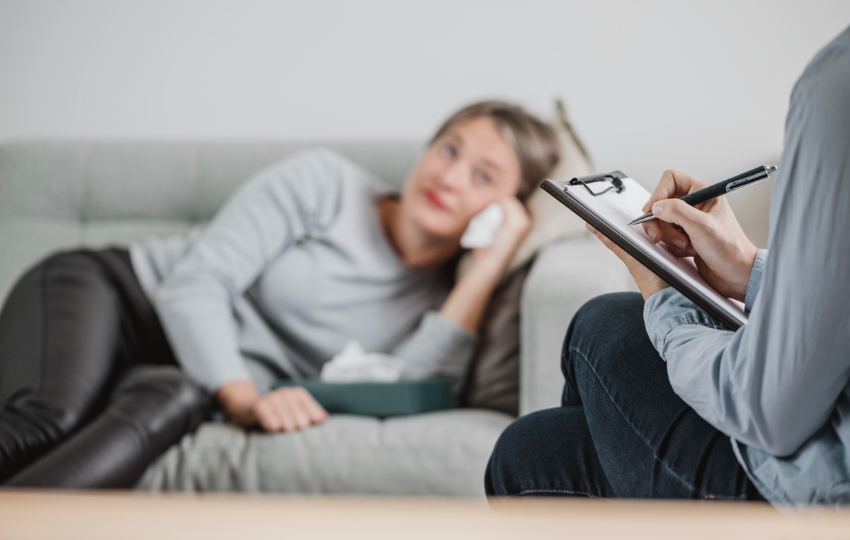 Los familiares de los pacientes reciban atención para lidiar con el estrés. Foto: Ilustrativa / Freepik