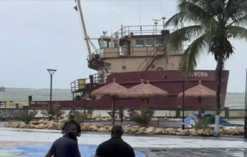 Un barco encalló primero en la tarde y el segundo, un granelero con 10 tripulantes.