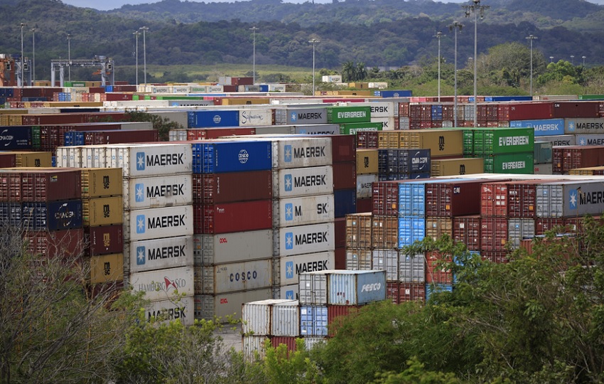 Contenedores de carga en el Canal de Panamá. Foto: EFE Contenedores de carga en el Canal de Panamá. Foto: EFE