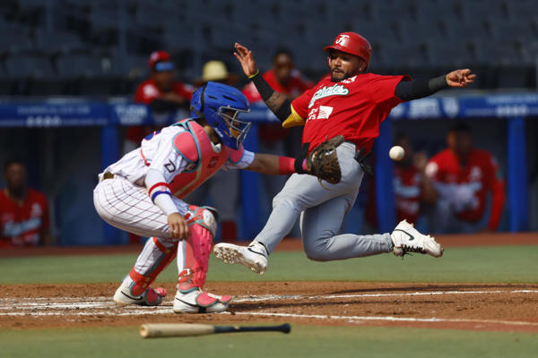 Panamá cae ante República Dominicana en un juego récord en carreras anotadas. Foto: EFE