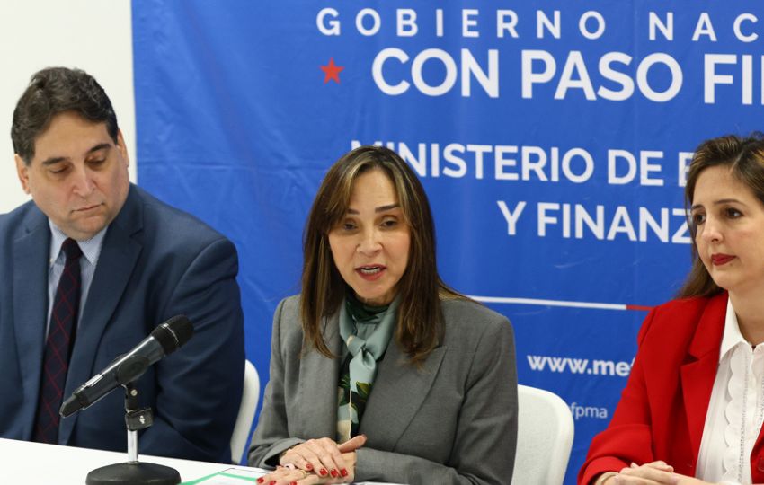La viceministra de Economía de Panamá, Eida Gabriela Sáiz (c), habla durante una rueda de prensa en Ciudad de Panamá. Foto: EFE