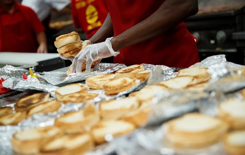 Las sustancias utilizadas en el procesamiento industrial de los alimentos pueden interferir en los procesos metabólicos. Foto: EFE