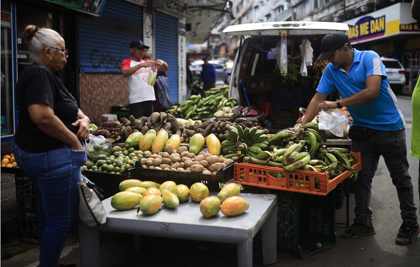 Personas compran frutas y verduras en la avenida Central este miércoles, en Ciudad de Panamá. EFE