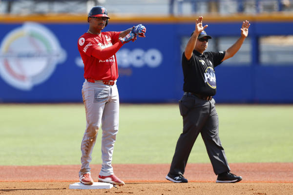 Christian Gabriel Bethancourt (izq.) de los Federales de Chiriquí. Foto:EFE