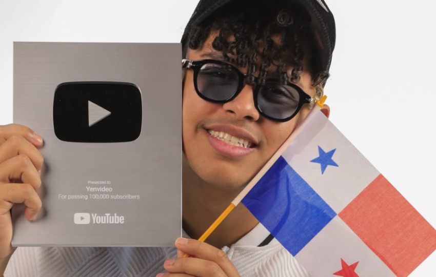 Yen Video con la placa de los 100 mil suscriptores. Foto: Instagram / @ parkingdeyenvideo