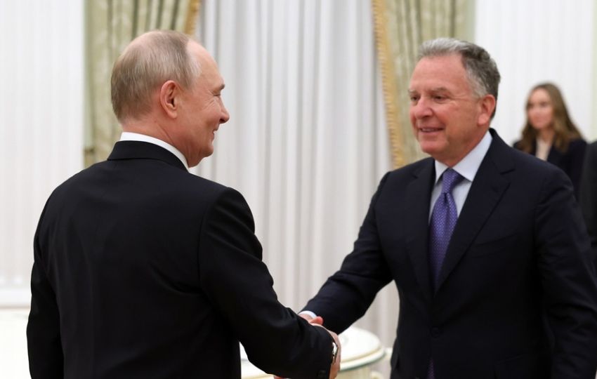 El presidente ruso, Vladimir Putin (i), estrecha la mano del enviado presidencial estadounidense, Steve Witkoff. Foto: EFE