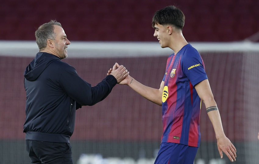 Hansi Flick (i) saluda al jugador Marc Bernal al finalizar el partido de LaLiga. Foto: EFE