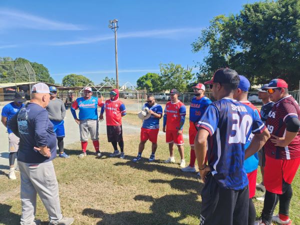 Preselección de sóftbol de Panamá durante los entrenamientos. Foto: Pandeportes