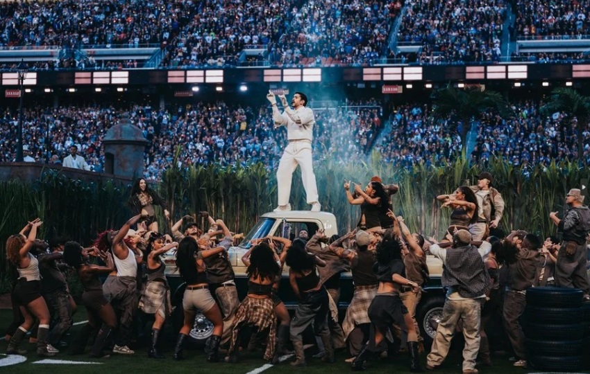 Bad Bunny durante su actuación en el descanso del Super Bowl en Santa Clara, California, Estados Unidos. Foto: EFE / Acoustyle