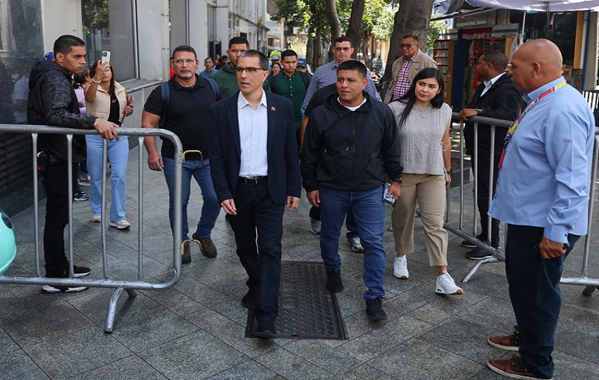 El diputado Jorge Arreaza (c) saluda durante una manifestación que acompaña la Asamblea Nacional sobre la Ley de Amnistía este martes, en Caracas (Venezuela). EFE