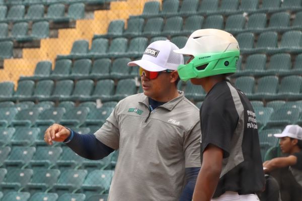 Dimas Ponce (izq.) fue elegido como Mánager del Año  Juvenil. Foto: Fedebeis