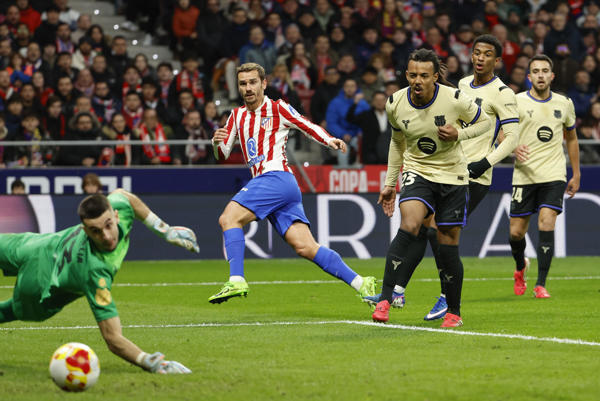 El delantero del Atlético de Madrid, Antoine Griezmann (cent.), anota el segundo gol del Atlético Madrid. Foto: EFE