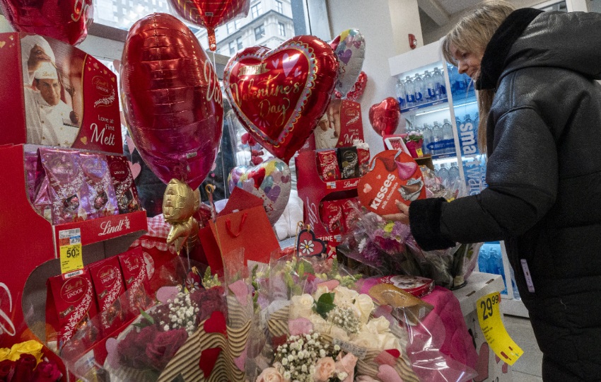 Una mujer observa artículos alusivos a San Valentín en Nueva York (Estados Unidos).  Foto: EFE / Ángel Colmenares