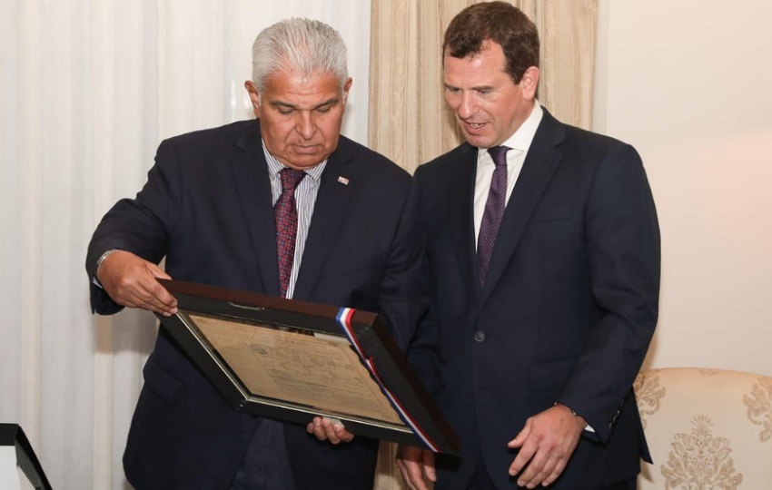 Presidente José Raúl Mulino y Peter Phillips, sobrino del Rey Carlos III del Reino Unido. Foto: Presidencia