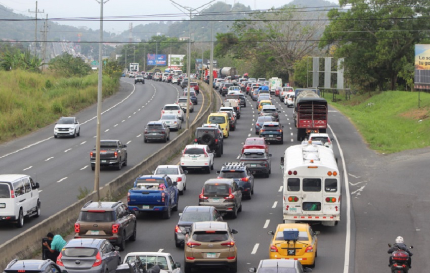 Para evitar el trancón en la autopista, algunos conductores están entrando al centro del distrito de La Chorrera. Eric Montenegro
