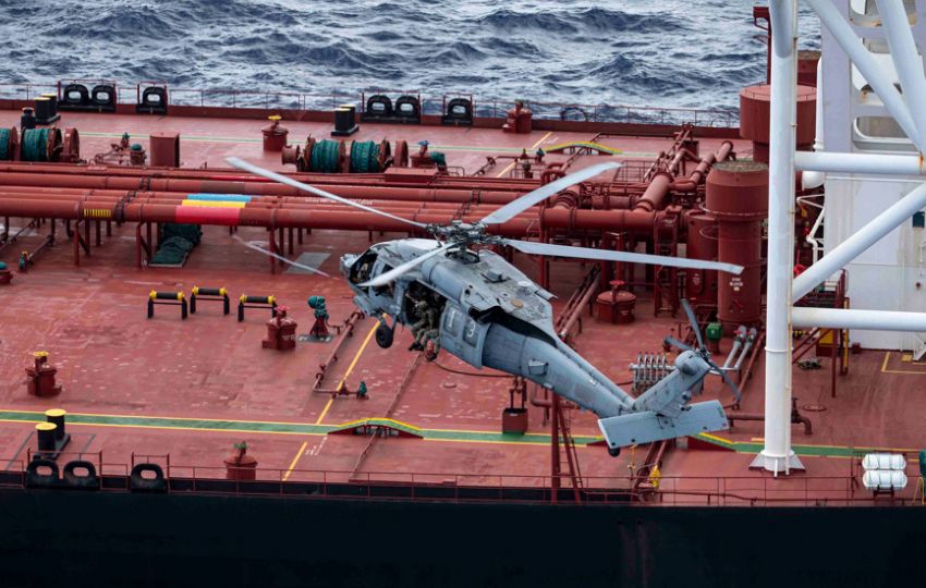 Buque petrolero interceptado en el océano Índico. Foto: EFE Buque petrolero interceptado en el océano Índico. Foto: EFE