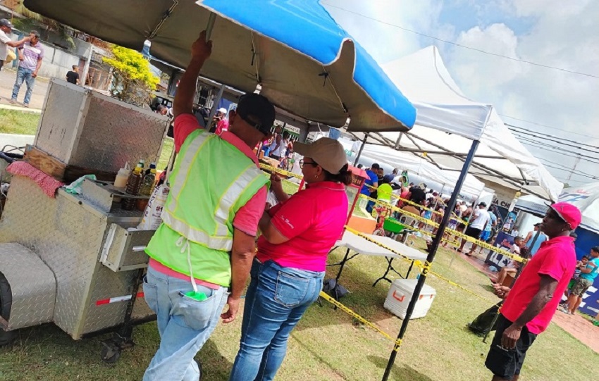 En la ruta del desfile se solicitó la documentación (carnet de manipuladores de alimentos) y se detectó que había tres personas sin ninguno de los carnets. Foto. Diómedes Sánchez