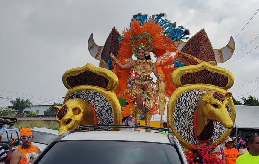La organización del carnaval de Calle Rosario eligió tener dos reinas: S.R.M. Anelis Aymar y S.R.M. Abigail Marinet. Foto. Eric Montenegro