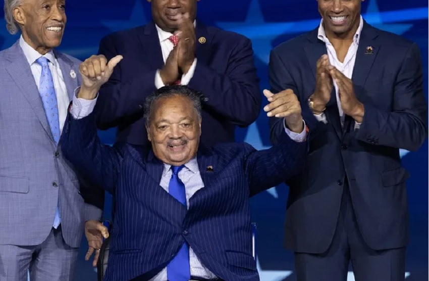 Jesse Jackson (c) en la Convención Nacional Demócrata en Chicago el 19 de agosto de 2024. EFE/ Michael Reynolds