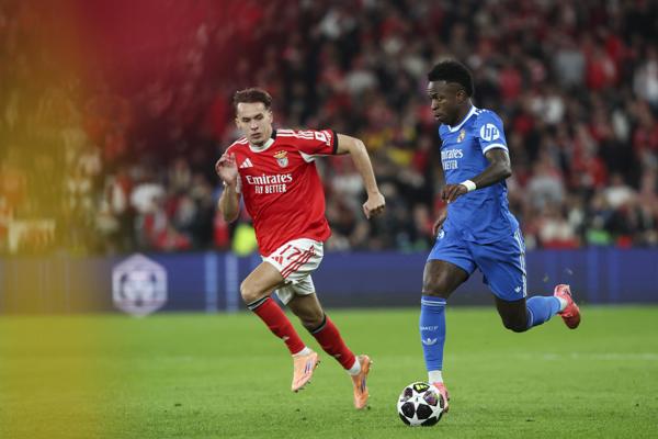 Amar Dedic del Benfica (zq.) marca al brasileño Vinicius, del Real Madrid. Foto: EFE Amar Dedic del Benfica (zq.) marca al brasileño Vinicius, del Real Madrid. Foto: EFE